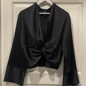 Svart Blus - Säljer denna svarta blus i storlek XL från Gina Tricot. Passar mindre beroende på hur man vill att den ska sitta. Inköpt för 349kr säljes nu för 100kr. Fraktas på köparens bekostad.