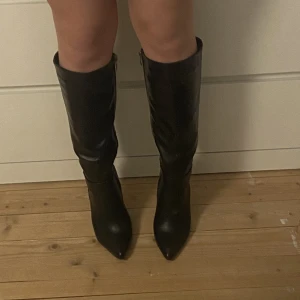 Höga klackskor  - Aldrig använda bara testade. Varierar mellan 37-38 å dessa i 37 var på gränsen till för små för mig så väljer att sälja dem. Köpta på Shein. 