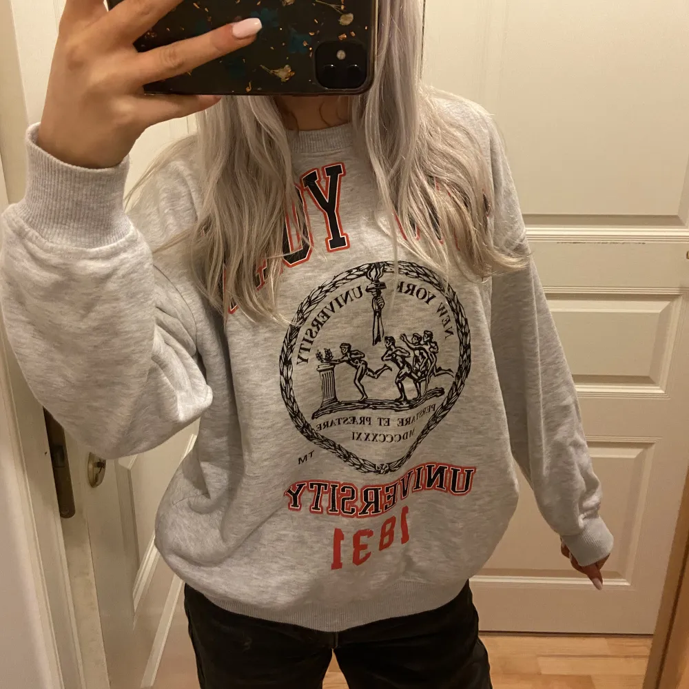 En jätte mysig sweatshirt från Bershka. Kommer tyvärr inte till användning och den är i nyskick😇 10-12 years passar mig som bär xs/s. Hoodies.