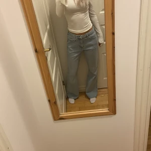 Jeans Weekday  - Ett par jeans från weekday i modellen Sway. Använda en gång och dom var lite stora i midjan på mig så jag använde ett skosnöre, därav hålet😇