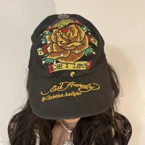 Svart ed Hardy keps  - Svart ed Hardy keps med gult tryck, pris kan diskuteras !🤝