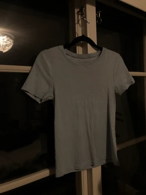 Blå T-shirt - Blå T-shirt aldrig använts köptes gör 119 säljes nu gör 29