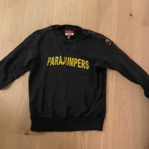 Parajumper fleece tröja - Parajumper tröja jag säljer för att den är för liten. Köpt på NK och är äkta. Köpt för 2100