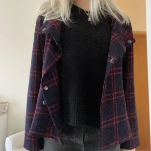 Kort kappa - Säljer denna helt underbara marinblåa korta kappa!! Den är från h&m och näst intill helt oanvänd 