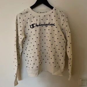 Champion vit sweatshirt st.M - Snygg champion tröja i storlek M, dock ganska liten så passar även S