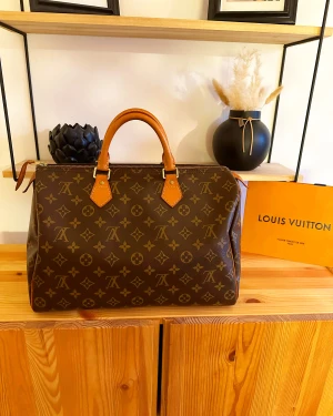 Louis Vuitton speedy 35 - Jättefint skick på väskan. Fina handtag, fickan inuti är glansig och fin, canvasen är hel och intakt. Kolla noggrant alla bilder. Bud är bindande. Kommer med äkthetsintyg. Nypris nu är 13.900 kr
