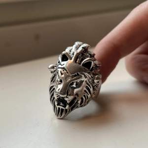 Cool silver lejon ring, ca 18mm! Skickas med brev för 15kr ❤️‍🔥