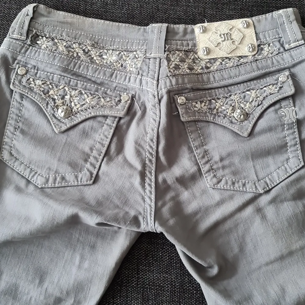 Miss me jeans som är i stort sett nyskick. Dom är grön/grå i färgen beroende på ljuset som faller på. Storlek 30 (87 cm i midjan, stretchiga). Står