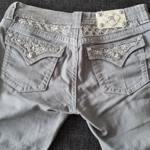 Miss me - Miss me jeans som är i stort sett nyskick. Dom är grön/grå i färgen beroende på ljuset som faller på.  Storlek 30 (87 cm i midjan, stretchiga).  Står "skinny" i dom Många fina detaljer. Låga i midjan  Kan skickas mot frakt