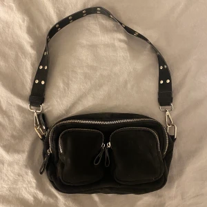 Väska - Snygg väska man får med 2 axelremmar🤍Rymlig och i väldigt bra skick!