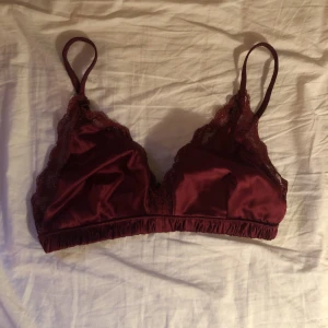 Röd BH - Nyskick då jag råka köpa fel storlek! Fina detaljer!!