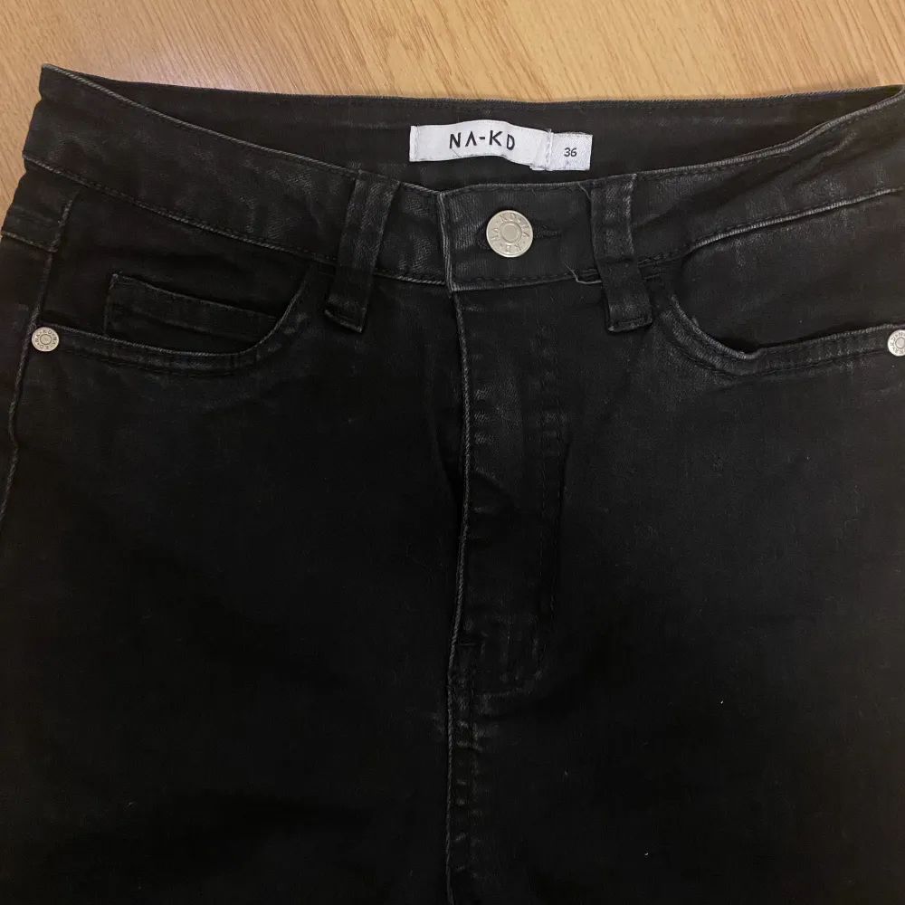 Säljer ett par svarta jeans från NAKD, väldigt lite använda. Strl: 36. Jeans & Byxor.