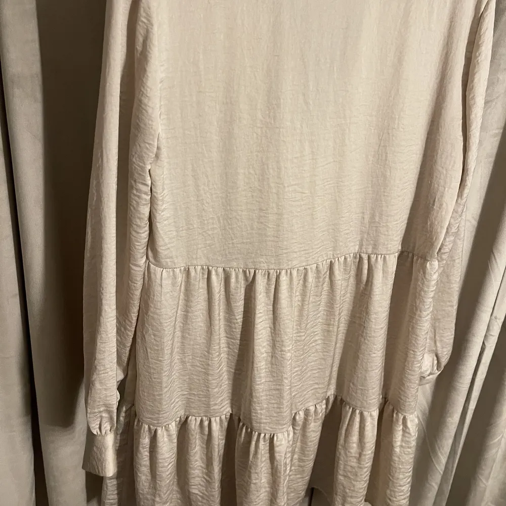 Säljer denna fina klänning från Pull & Bear i storlek M men passar S. Den är i bra skick. Skriv för fler bilder och vid intresse.😊🫶🏻. Mekot.