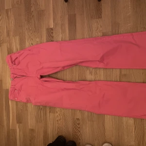 ROSA JEANS 💞💞💞💞 - Älskar dessa, fett cola å ha på fest ex, men blivit lite för stora:((( är 173 och de passar snyggt i längden