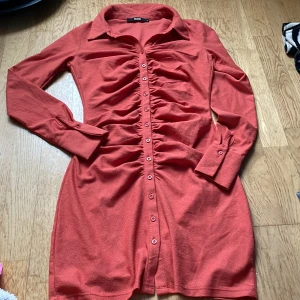 Klänning från bikbok  - Figurnära klänning i Storlek S, en liten liten pytte noppa bak på ryggen 