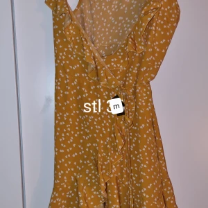 Sommarklänning  - Fin gul klänning, knappt använd