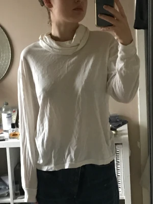 90s vit polotröja - 90-tals polotröja i väldigt gott skick. Storlek S men sitter ganska löst på mig som brukar ha S/M.