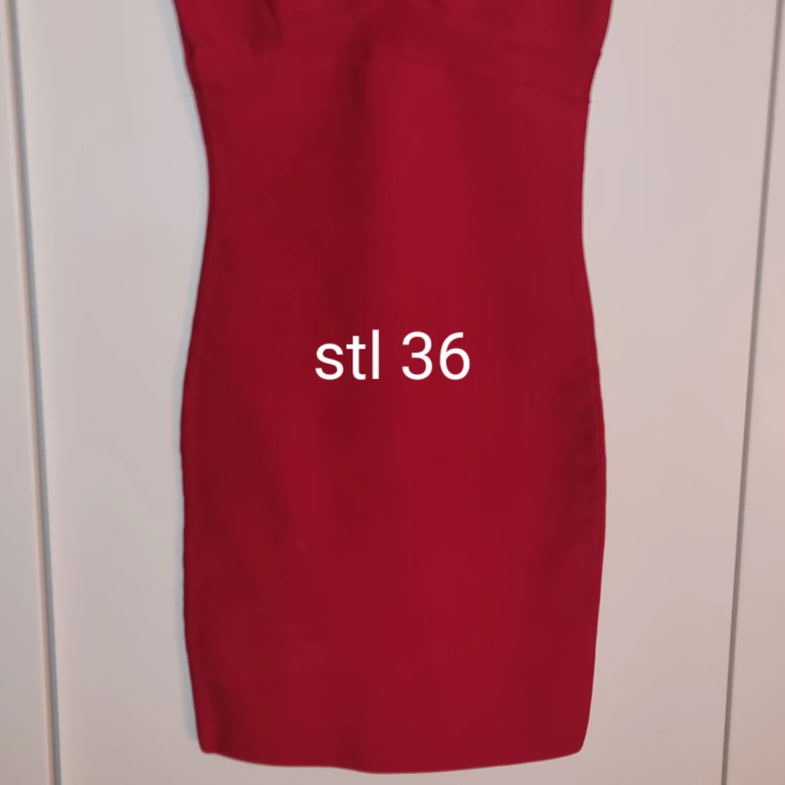 Vacker röd klänning - 90