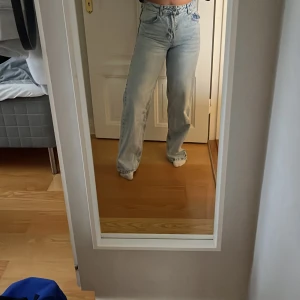 Lågmidjade jeans hm  - Säljer dessa super sköna jeans från hm! Med låg midja och lite vidare i benen💕 sitter som en smäck men trivs tyvärr inte i lågmidjat och säljer därför dessa sköna byxor 