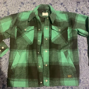 Flannel skjorta - Säljer min flannel skjorta eftersom ingen användning. Materialet på den är ganska tjockt. Köpt från vailent. Storlek M