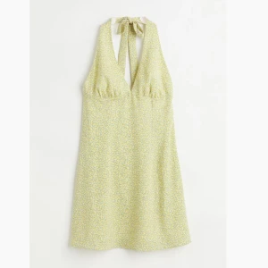 Halterneckklänning - Klänning från H&M i halterneck-modell. Aldrig använd och med prislappen kvar. Liten i storlek, skulle säga att det är mer en 38 än 40. Första bilden lånad.