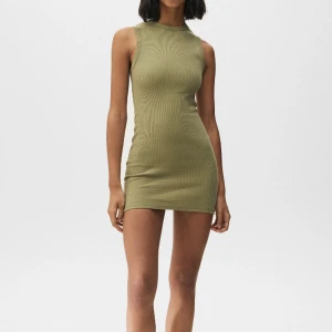 miniklänning från pull&bear - skön miniklänning i olivfärg i bomull. 🤍 endast provad.   Köpt i somras men passar mig tyvärr inte i formen.    lånade bilder från märkets hemsida. köpare står för frakt. 