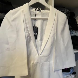 Klänning (aldrig använd) - Vit klänning från Missguided, aldrig använd. 