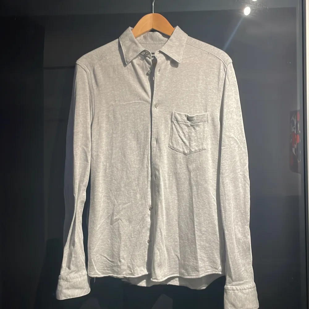 Grå JL skjorta i ett Jersey material i storlek S. Skjortor.