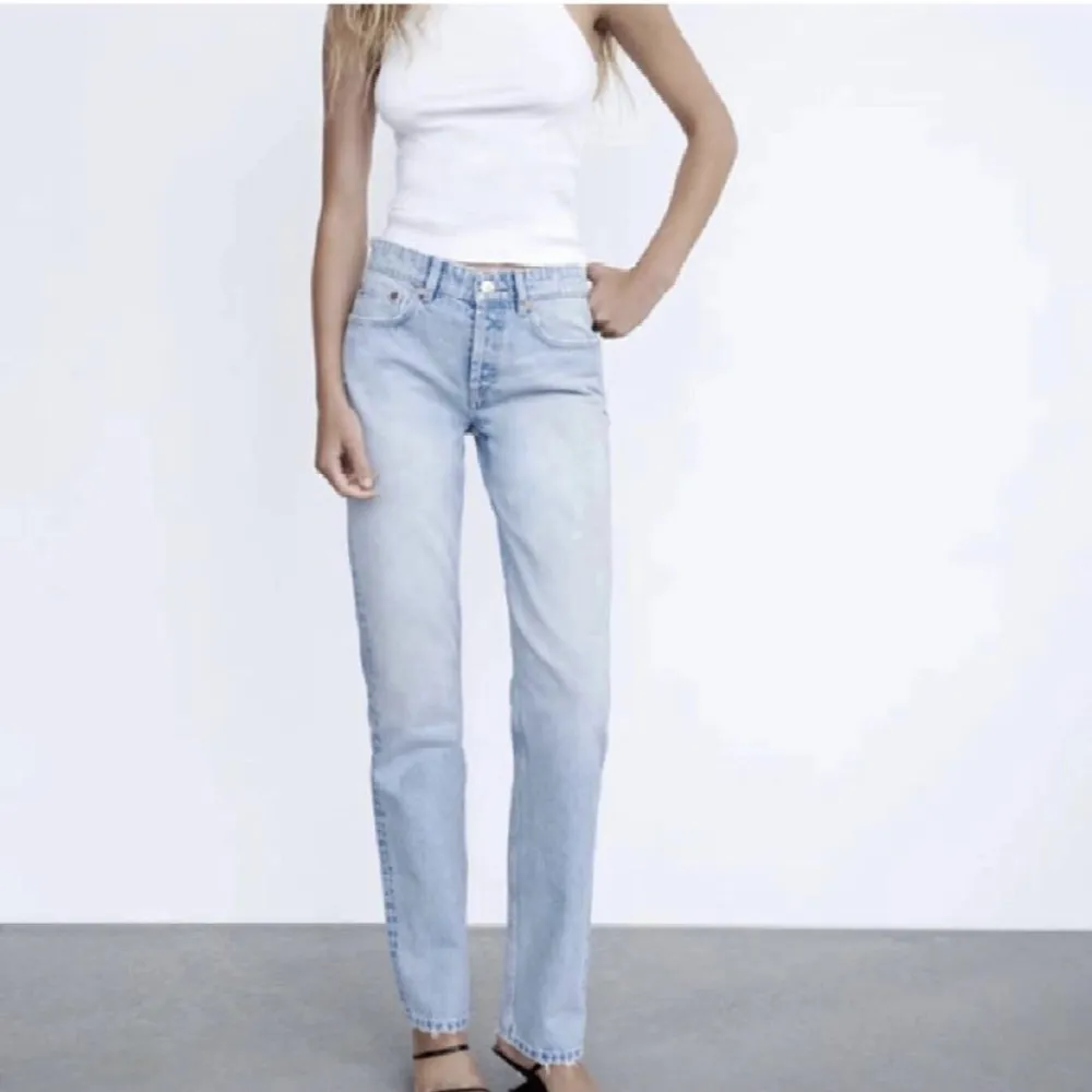 Ljusblåa mid Rise jeans från zara. Säljer då dom blivit för små för mig och därför inte används. Lånade bilder, skriv privat för egna bilder💕. Jeans & Byxor.