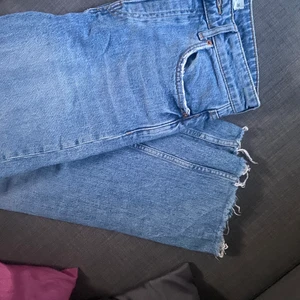 Gina tricot jeans  - Super fina raka jeans med slitningar nere vid benen. 