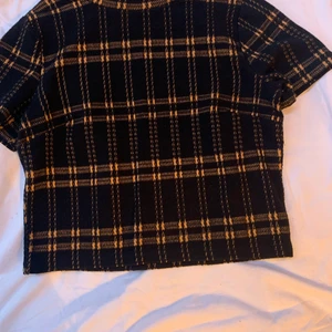rutig crop top - rutig croppad tröja från gina. storlek XS men inte tajt. använd 1 gång. fint skick