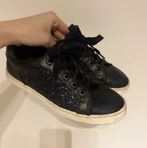 Glittriga Sneakers  - Jätte söta skor med marinblått glitter. Fint skick men dock åkt av lite glitter på insidan på ena skon! 