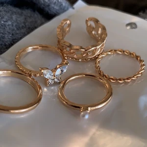 Ringar - Guldfärgade ringar i super bra skick, aldrig använda, säljer pga att guld inte passar på mig.