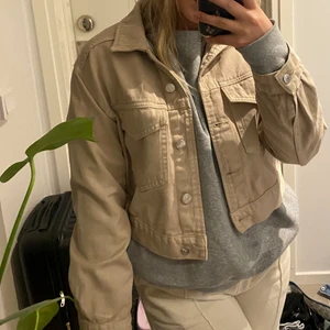 Croppad jeansjacka från ginatricot  - Den är endast använd 3-5 gånger och därmed i väldigt bra skick