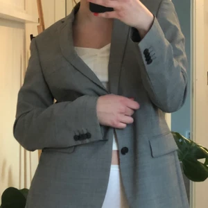 Kavaj - En vanlig grå/svart-rutig kavaj från second hand, typ aldrig använt dock, bra skick💗💗