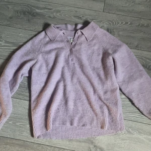 Tröja - Pastellelila gröna trän Vila med knappar. Superfin nu till våren.