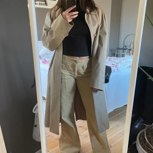Oversized trenchcoat  - En beige snygg trenchcoat som är köpt på Humana 2020(?). Jag är 162cm för referens!