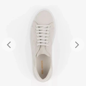 Äkta Axel Arigato skor - Nya fräscha Arigatoskor, oanvända bara testade men säljer pågrund av fel storlek. Nypris: 2000 men säljs för 1400