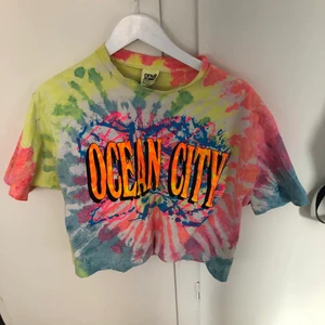 Tie dye t-shirt  - Sparsamt använd Tie dye t-shirt ungefär en storlek One size men skulle säga en cirka M ungefär