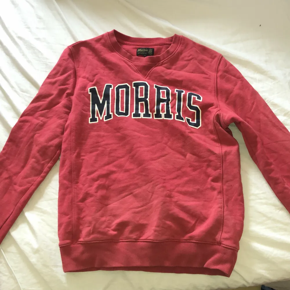 En Morris sweatshirt i storlek s. Har använt ca 4 gånger och den är i väldigt bra skick. Den är lite liten för att vara small men funkar fortfarande för de med storlek s. Köpte för 700 kr på Morris men säljer för 350. Övrigt.