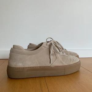 Arigato skor  - Helt nya Axel arigato skor i strl 42. För stora för mig så bara använda en gång. Materialet är mocka, men de är väldigt bekväma. Väldigt snygga och passar till det mesta! Fraktalternativ kan bytas om det skulle önskas. 🌟