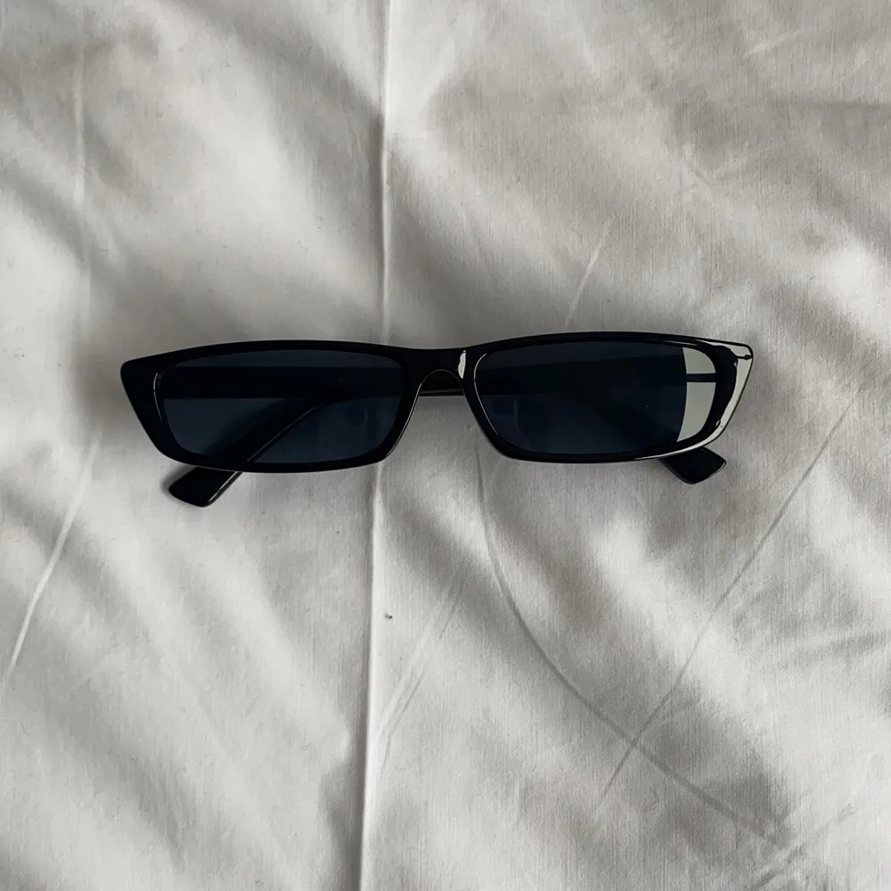 Svarta solglasögon från unknown eyewear. Aldrig använda. Kommer med fodral och liten påse. . Accessoarer.
