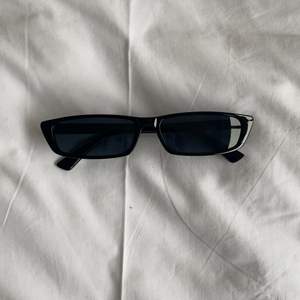 Svarta solglasögon från unknown eyewear. Aldrig använda. Kommer med fodral och liten påse. 