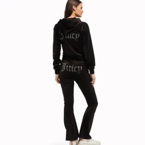 Juicy couture  - Säljer mina äkta juicy byxor då jag inte använder dom eftersom jag har andra som jag använder mer kom privat för fler bilder använt dom ca 2 gånger pris går alltid att diskuteras