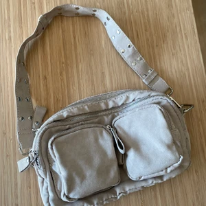 Väska  - Väska från förra året Gina tricot, använd Max 3 gånger 