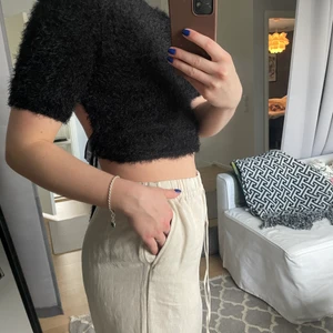 Svart topp - Svart topp från Hanna Schönbergs kollektion för Nakd. Fluffigt material med knytning i ryggen. Riktigt cool topp till en utekväll men har tyvärr inte kommit till användning mer än vid något enstaka tillfälle. 