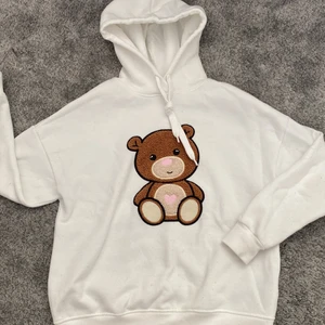 Hoodie - Hoodie från NewYorker. Stl xxs, passar mig bra, jag är 158 cm lång. Säljer den för 50kr plus frakt.