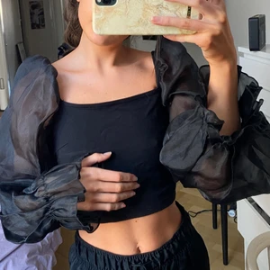 Festtopp med puffärm - Snygg festtopp med puffiga ärmar från Ivyrevel. Står inte storlek i men sitter som en XS.