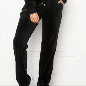 Juicy couture byxor - Säljer mina juicy byxor då de tyvär inte kommer till andvändning. Inköpta från Bubbleroom i år. Gott skick och endast andvända ett fåtal gånger. Frakten ingår INTE i priset. 