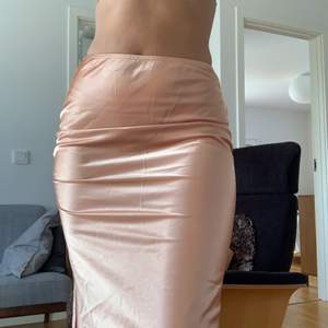 Säljer denna vackra kjol i sidenimitation 🌸 passar lika bra en sommarkväll som utgång 💕 en slits på varje sida 💟 frakt tillkommer